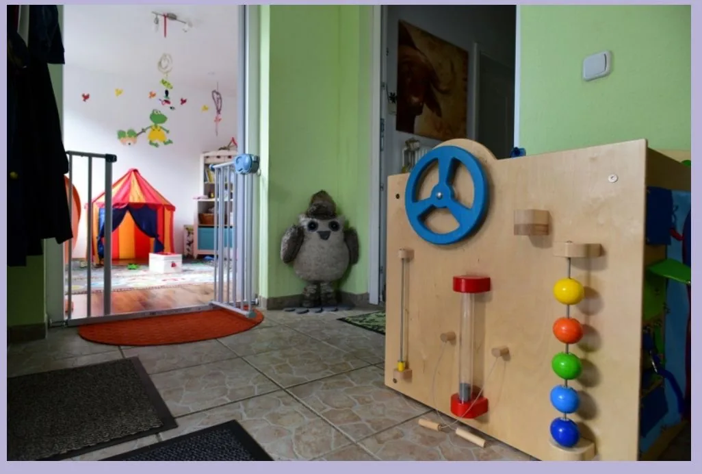 Spielwand und Zugang zum Kinderzimmer