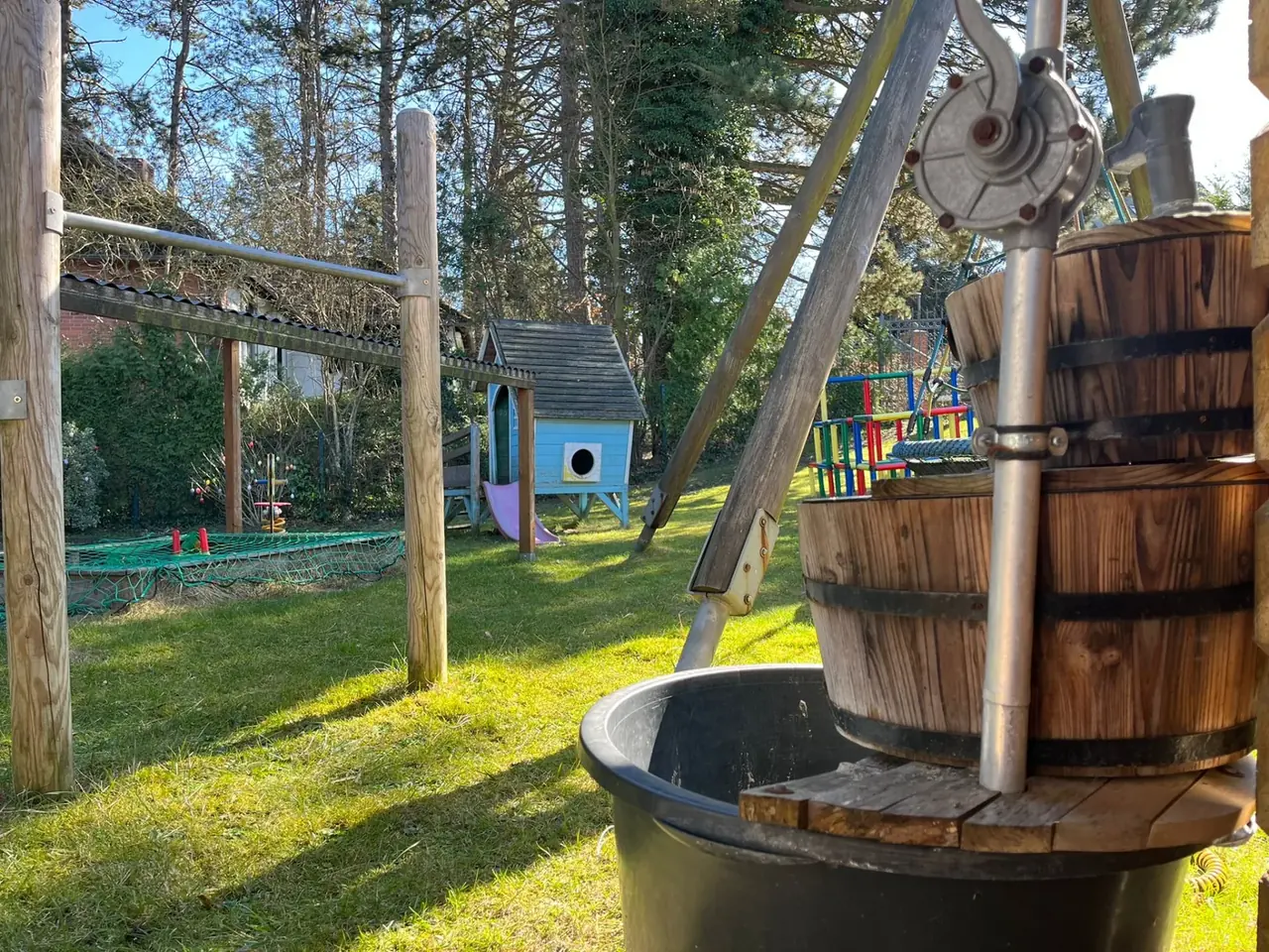 Wasserspiel und Spielgeräte im Garten