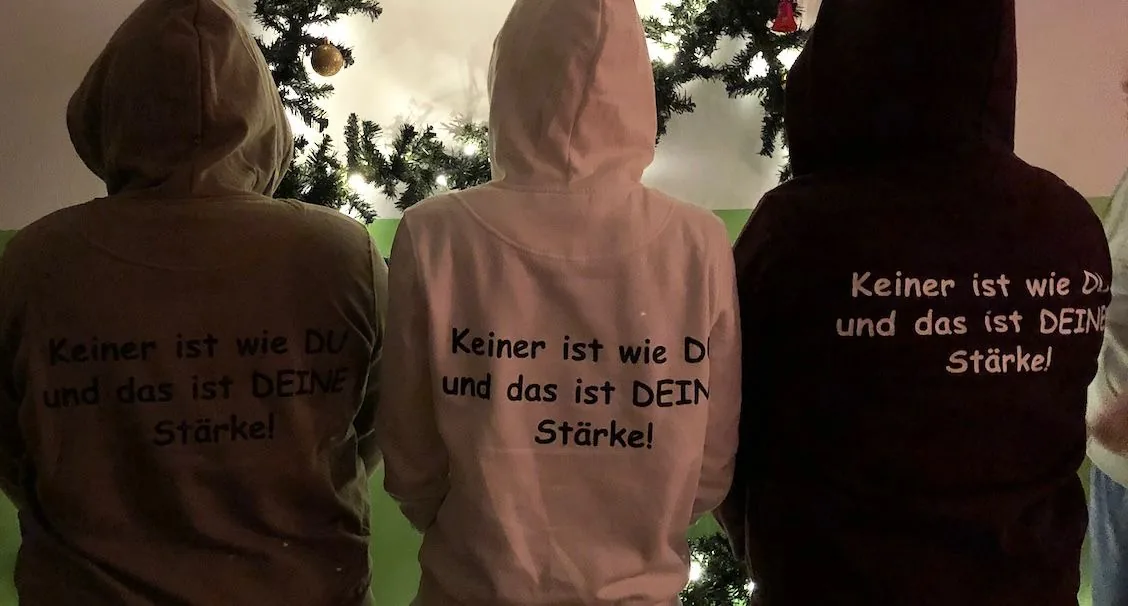 Drei Teammitglieder mit dem Leitsatz Keiner ist wie du und das ist deine Stärke