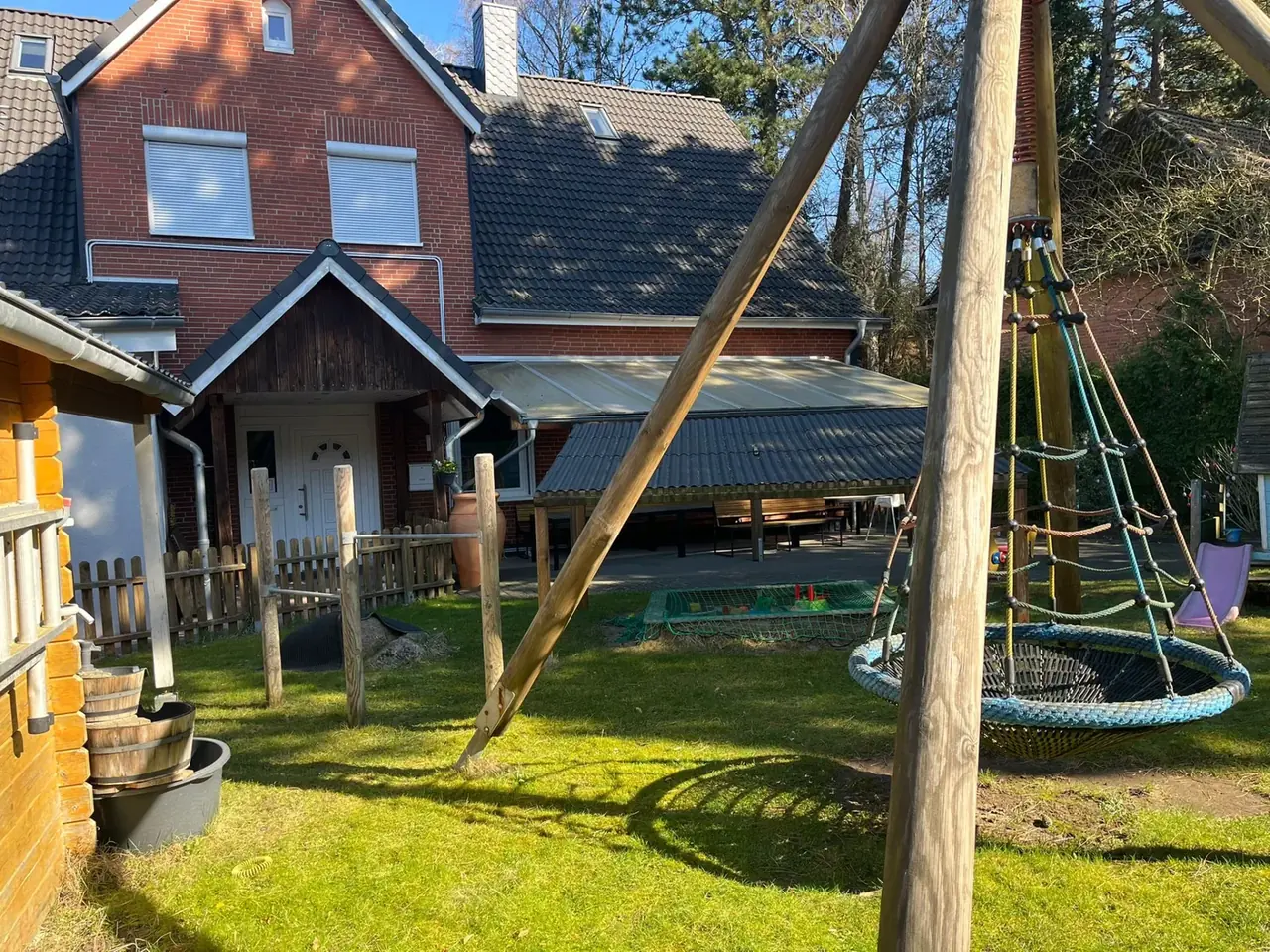 Haus Be-moti mit Garten und Spielgeräten
